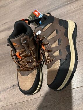Boys Ozark Trail Hikers Boots Size 4